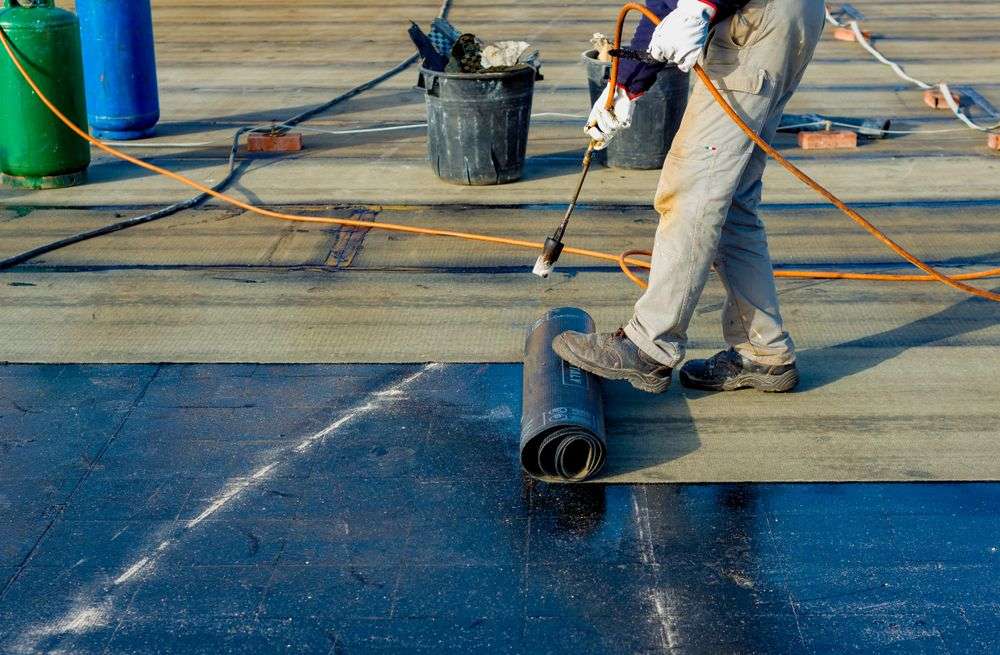 Nieuw dak met bitumen leggen in Zaltbommel